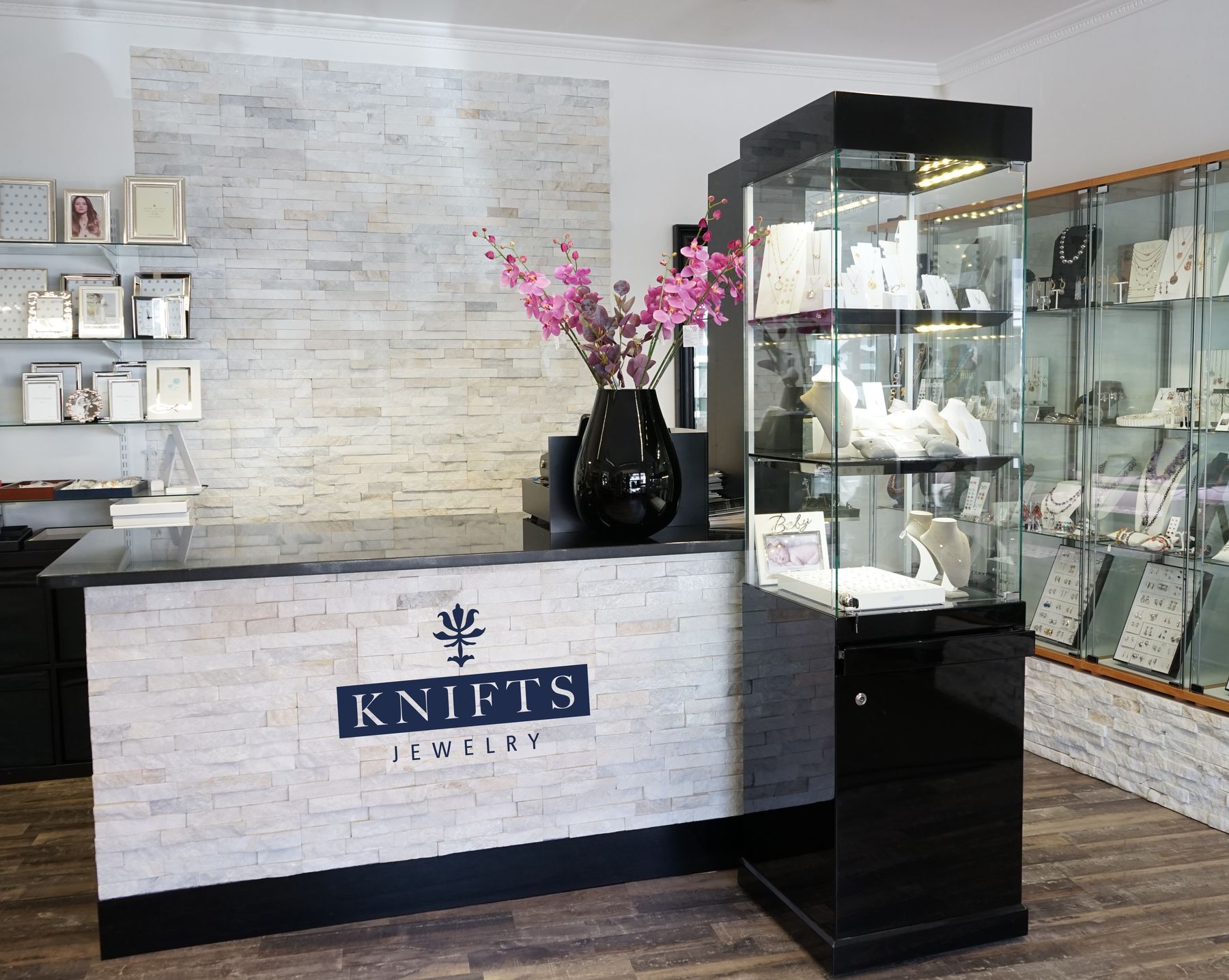 Verkaufstheke von Knifts Jewelry mit Orchideen und Vitrinen