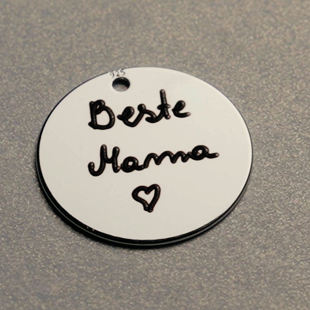 Medaillon „Beste Mama“ in Handschrift