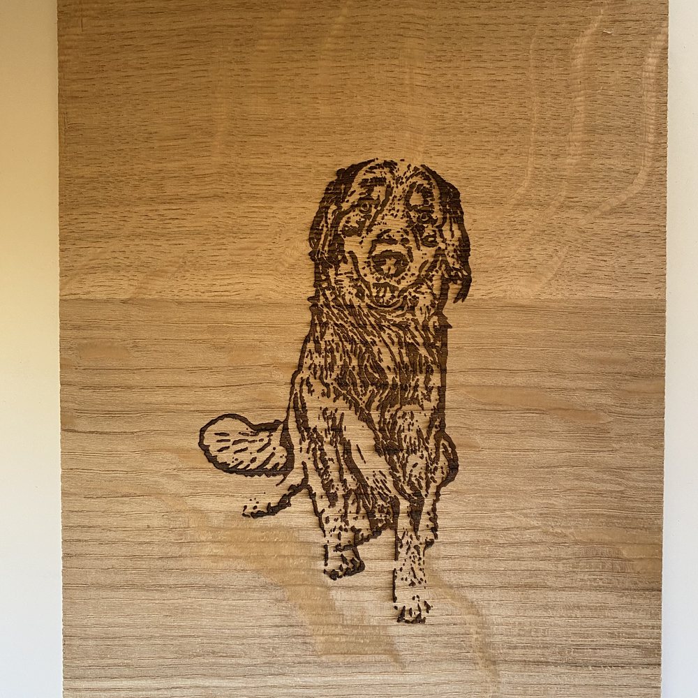 Holzbild mit graviertem Hundeporträt