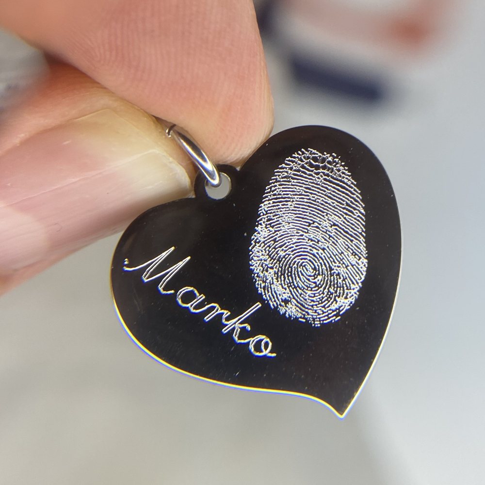 Herzanhänger mit Fingerabdruck und Namen