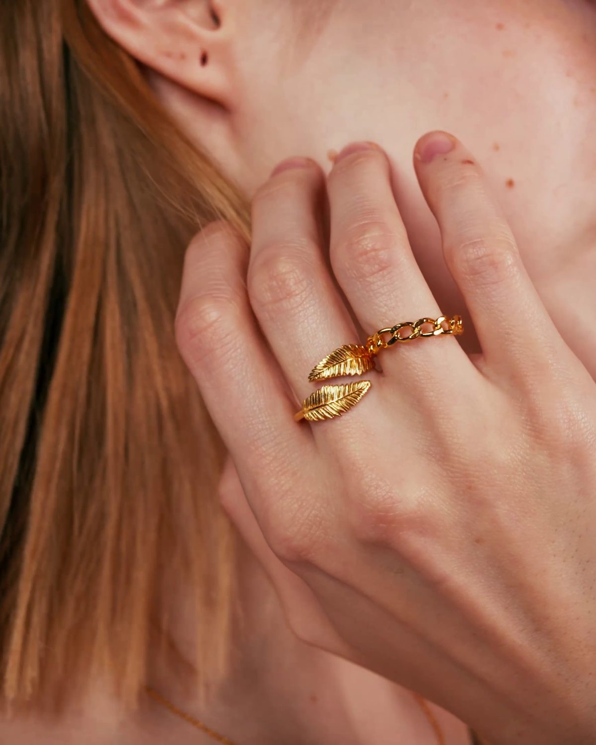 Hand mit zwei Goldringen