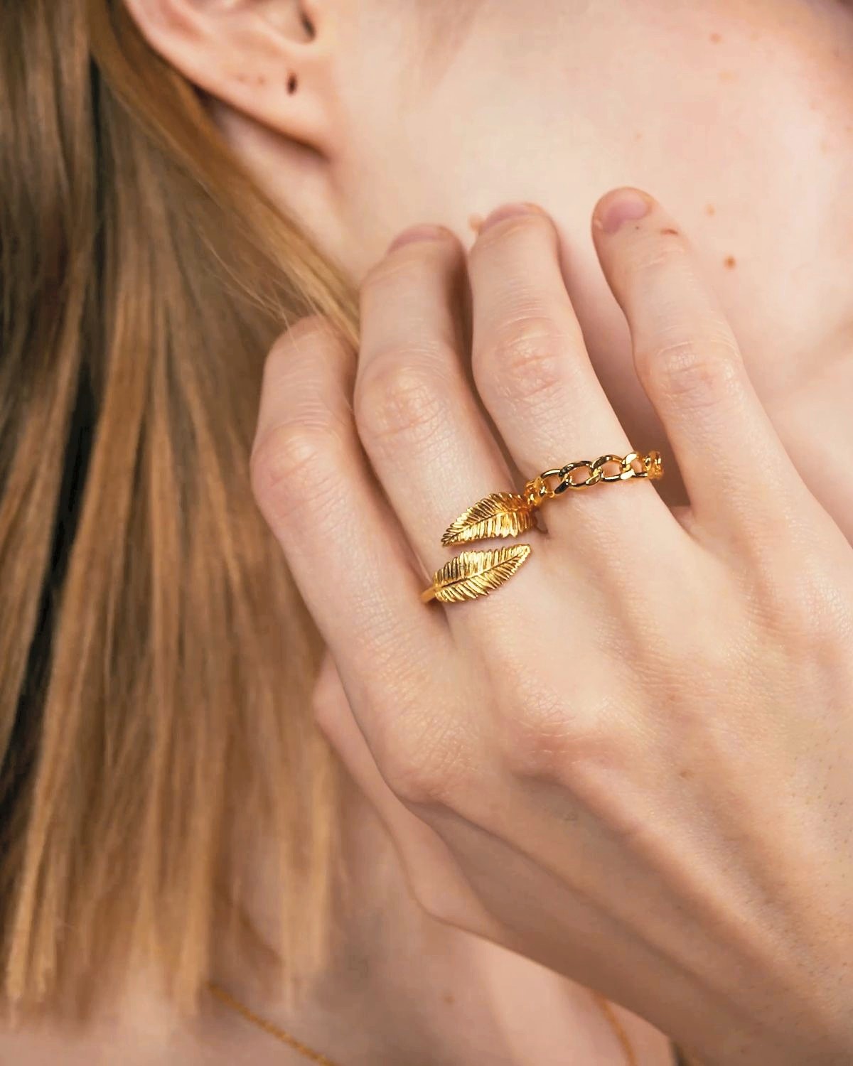 Hand mit zwei Goldringen