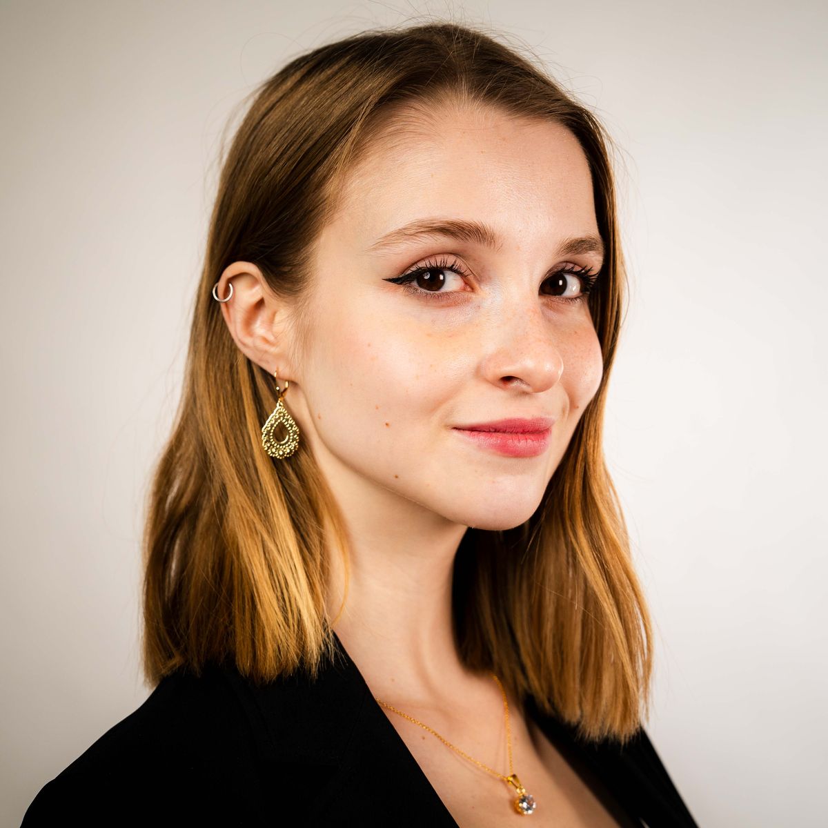Frau mit eleganten Ohrhängern
