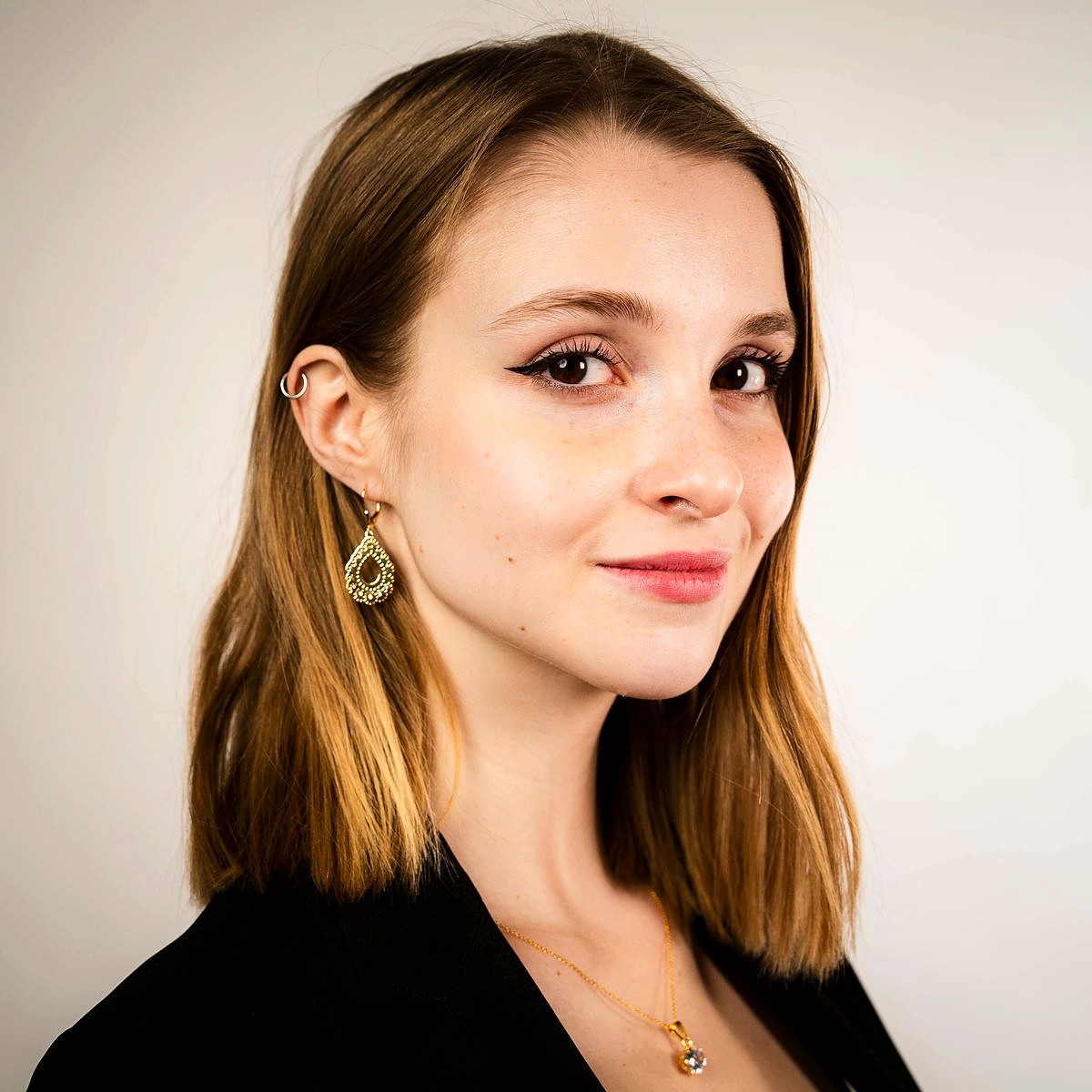 Frau mit eleganten Ohrhängern