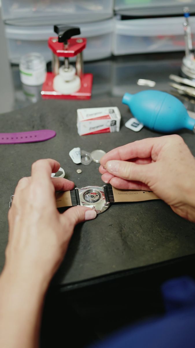 Uhrenarmband wird an der Werkbank gewechselt